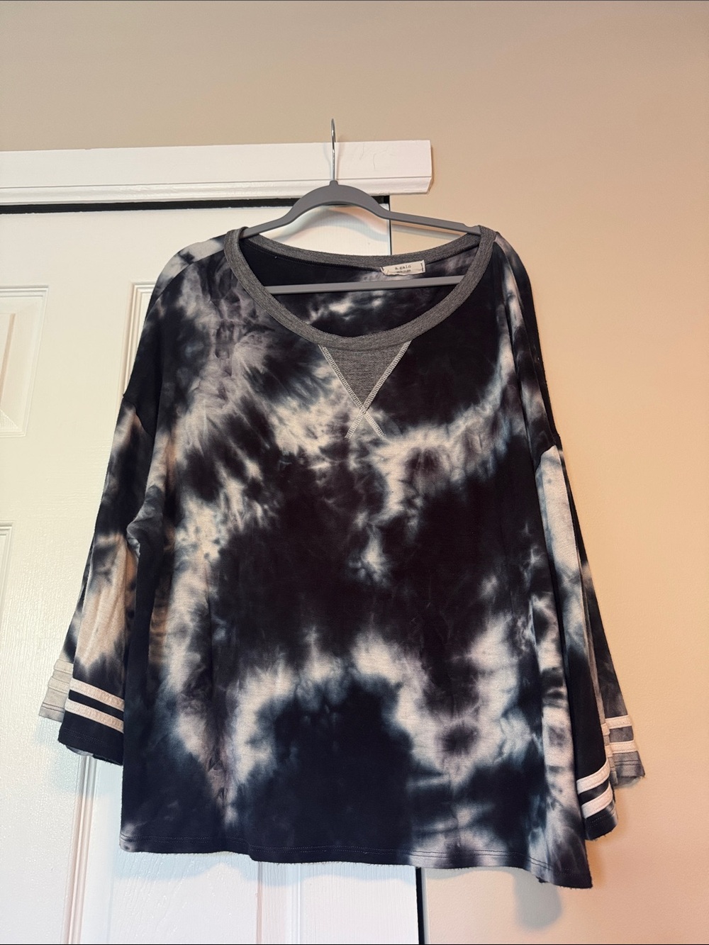 Tie-Dye Black & White Long Sleeve Women's Pullover Sweatshirt